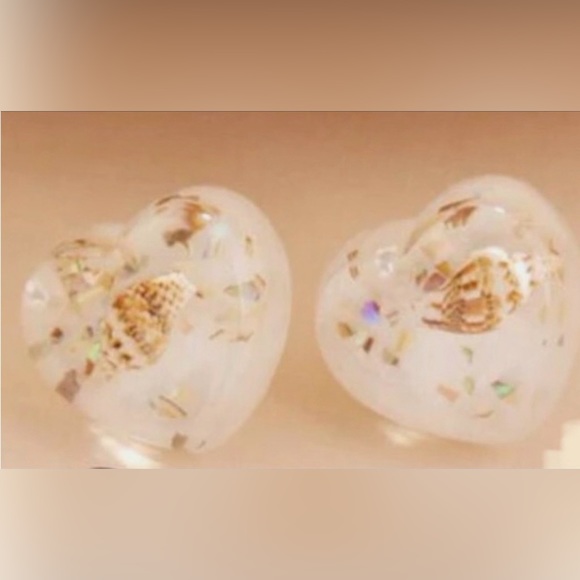 “My Heart is the Ocean” Mini Conch Triton Murex Shell Abalone Flake Mermaid Stud - Picture 5 of 6